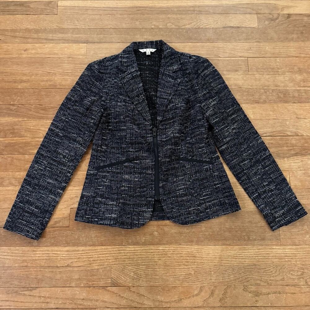 Cabi navy blue tweed zip front blazer jacket size 4
b47